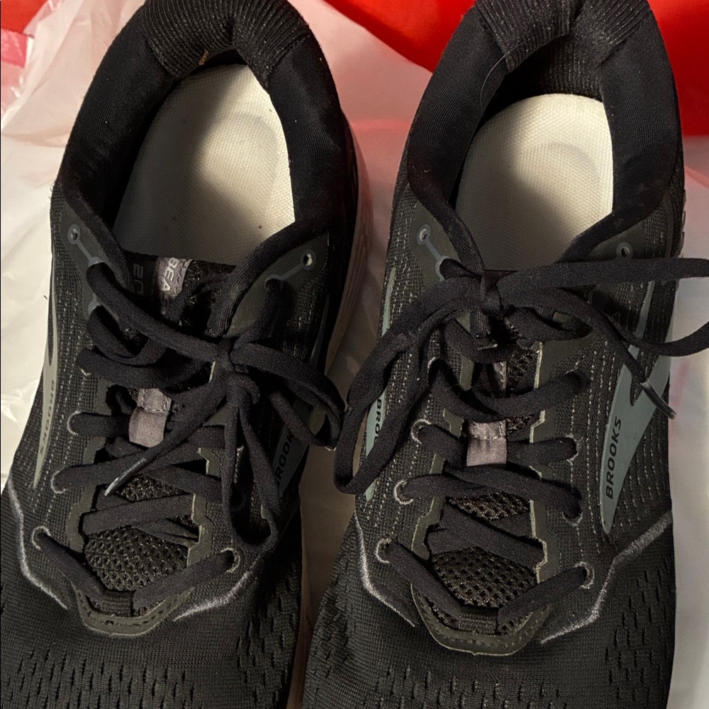 Brooks Beast 20 Men's Black and Gray Athletic Shoes 14 - Picture 4 of 6